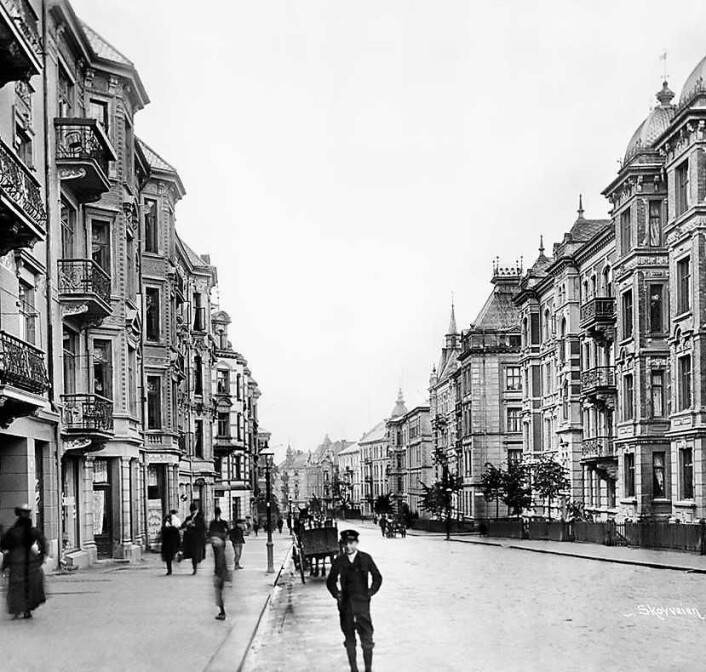 Skovveien utgjorde fra 1859 til 1878 en del av bygrensen for Christiania. Dertter kom den særegne bebyggelsen med de flotte fasadene. Skovveien har egentlig ikke forandret seg særlig siden dette udaterte bildet ble tatt. Trolig er det fra rundt 1890-tallet. Foto: Oslo bymuseum Skovveien utgjorde fra 1859 til 1878 en del av bygrensen for Christiania. Dertter kom den særegne bebyggelsen med de flotte fasadene. Skovveien har egentlig ikke forandret seg særlig siden dette udaterte bildet ble tatt. Trolig er det fra rundt 1890-tallet. Foto: Oslo bymuseum