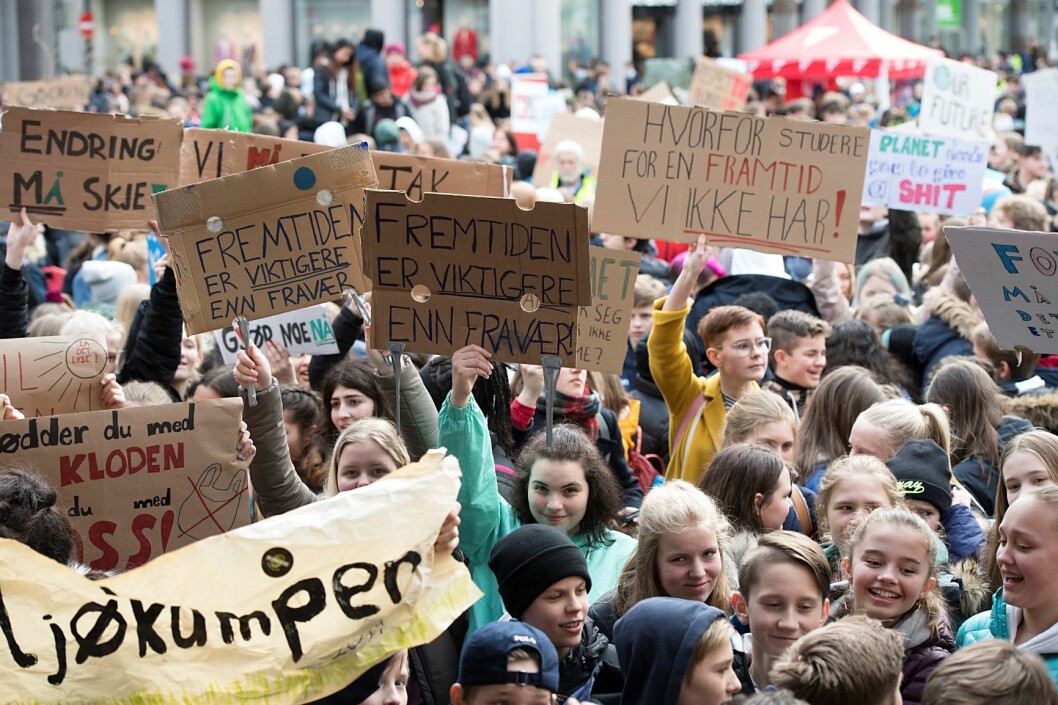 Flere tusen skoleelever streiket på Torgalmenningen i Bergen for klimaopprør forrige fredag. Foto: Marit Hommedal / NTB scanpix