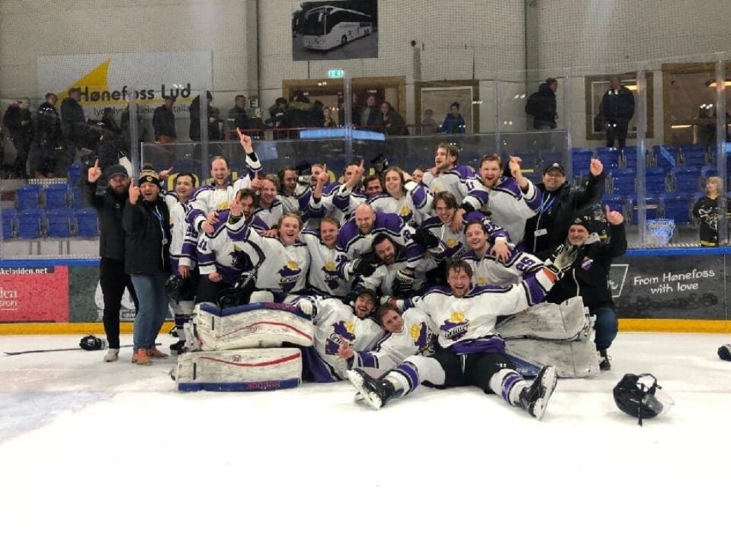 I våres jublet Grüner-spillerne ellevilt over opprykk til ishockeyens eliteserie. Lørdag starter alvoret hjemme i Grüner ishall. Foto: Grüner Hockey I våres jublet Grüner-spillerne ellevilt over opprykk til ishockeyens eliteserie. Lørdag starter alvoret hjemme i Grüner ishall. Foto: Grüner Hockey