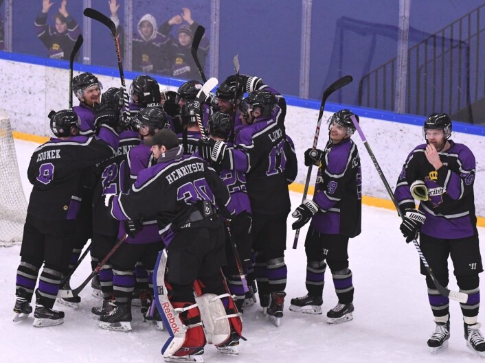 Torsdag kveld kunne Grüner hockey juble over opprykk til Get-ligaen. Her jubler de etter seier i hjemmekampen mot Ringerike tidligere i kvalifiseringsspillet. Foto: Christian Boger Torsdag kveld kunne Grüner hockey juble over opprykk til Get-ligaen. Her jubler de etter seier i hjemmekampen mot Ringerike tidligere i kvalifiseringsspillet. Foto: Christian Boger