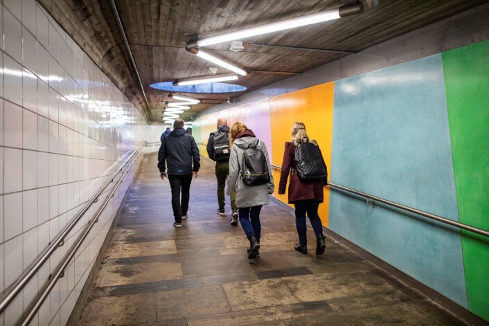 Nå får de reisende på Helsfyr t-banestasjon en mer fargerik hverdag. Foto: Katrine Holland Nå får de reisende på Helsfyr t-banestasjon en mer fargerik hverdag. Foto: Katrine Holland