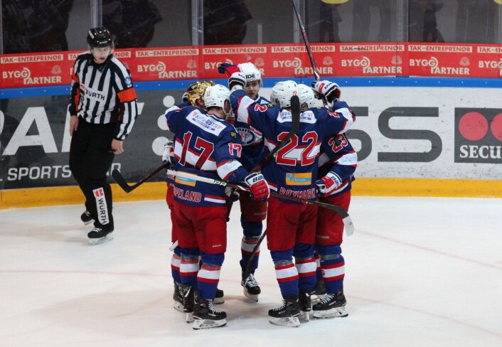 VIF tar ledelsen mot slutten av midtperioden. Tobias Lindtrøm (gullhjem) er sist på pucken. Foto: André Kjernsli VIF tar ledelsen mot slutten av midtperioden. Tobias Lindtrøm (gullhjem) er sist på pucken. Foto: André Kjernsli