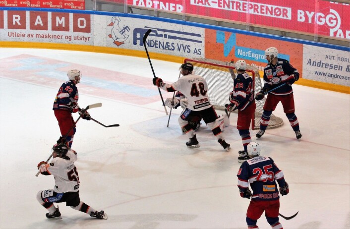 Endre Medby (nr 55) scorer Frisk sitt tredje mål og sørger for spilleforlengelse. Foto: André Kjernsli Endre Medby (nr 55) scorer Frisk sitt tredje mål og sørger for spilleforlengelse. Foto: André Kjernsli