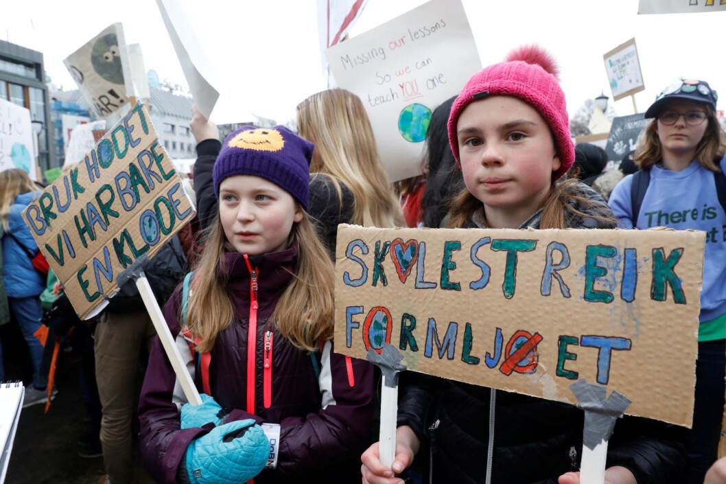 Sara Wanvik Misund (t.v.) og Nanna Buchardt Werpen fra Høvik skole og streikende skoleelever er på plass utenfor Stortinget fredag morgen. Foto: Tom Hansen / NTB scanpix Sara Wanvik Misund (t.v.) og Nanna Buchardt Werpen fra Høvik skole og streikende skoleelever er på plass utenfor Stortinget fredag morgen. Foto: Tom Hansen / NTB scanpix