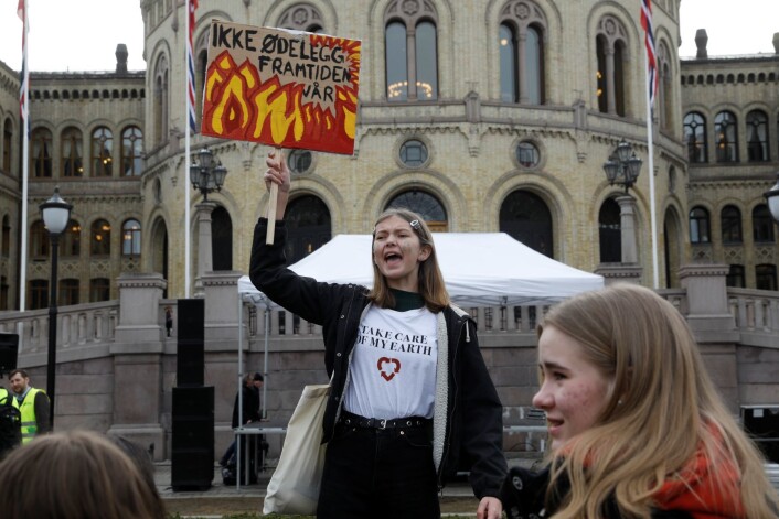 Henny Holtedal fra den franske skolen i Oslo og andre streikende skoleelever er på plass utenfor Stortinget fredag morgen. Foto: Tom Hansen / NTB scanpix Henny Holtedal fra den franske skolen i Oslo og andre streikende skoleelever er på plass utenfor Stortinget fredag morgen. Foto: Tom Hansen / NTB scanpix
