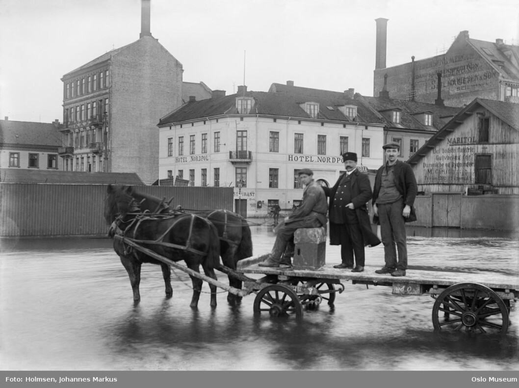 Oversvømmelse ved Revierbrygga i Bjørvika rundt 1915. I bakgrunnen skimtes Hotel Nordpol. Foto: Johanne Markus Holmsen / Oslo bymuseum Oversvømmelse ved Revierbrygga i Bjørvika rundt 1915. I bakgrunnen skimtes Hotel Nordpol. Foto: Johanne Markus Holmsen / Oslo bymuseum