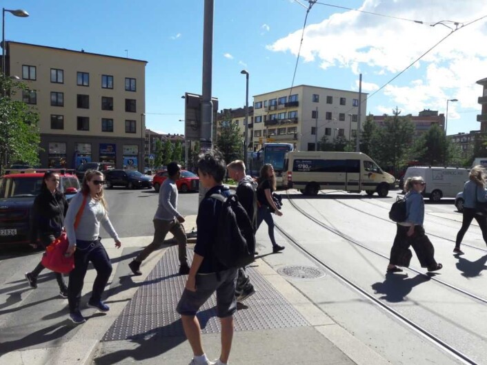 Fotgjengere haster over ved Carl Berners plass en sommerdag. Før den firkantede rundkjøringen, var et av byens farligste lyskryss her. Foto: Anders Høilund Fotgjengere haster over ved Carl Berners plass en sommerdag. Før den firkantede rundkjøringen, var et av byens farligste lyskryss her. Foto: Anders Høilund