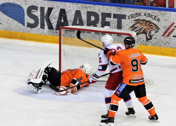 Frisk-keeper Nicklas Dahlberg fikk det hektisk i begynnelsen av semifinalen. Men Vålerenga fikk ikke satt pucken bak sisteskansen i første periode. Foto: André Kjernsli Frisk-keeper Nicklas Dahlberg fikk det hektisk i begynnelsen av semifinalen. Men Vålerenga fikk ikke satt pucken bak sisteskansen i første periode. Foto: André Kjernsli