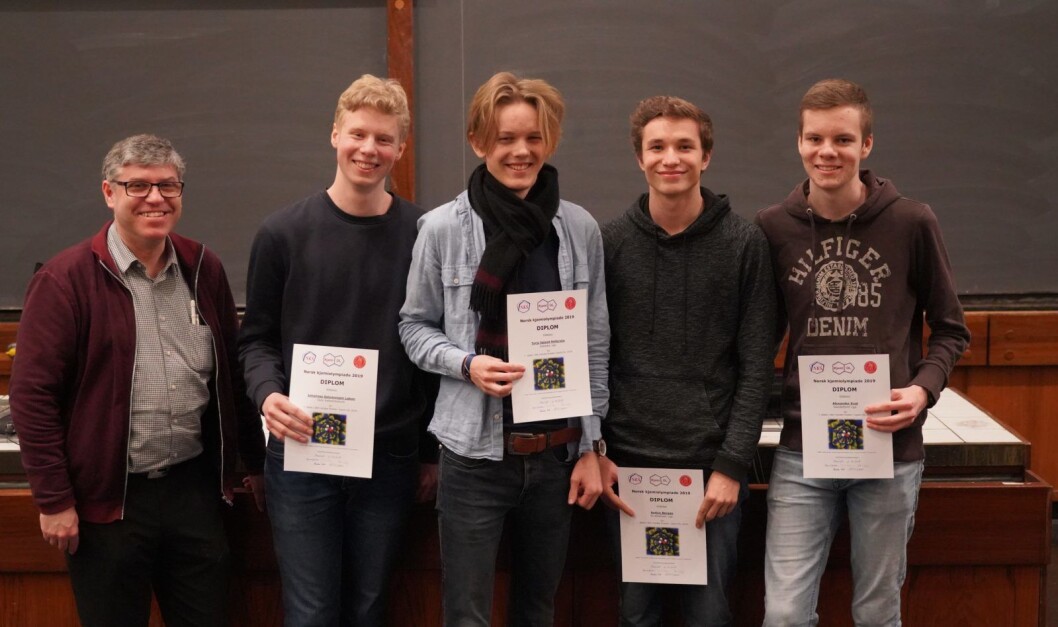 Fra venstre står OL-ansvarlig Hans Petter Hersleth, Johannes Løken, Torje Igland Hellerslia, Audun Bergan og Alexander Kval. Foto: Elina Melteig / Universitetet i Oslo Fra venstre står OL-ansvarlig Hans Petter Hersleth, Johannes Løken, Torje Igland Hellerslia, Audun Bergan og Alexander Kval. Foto: Elina Melteig / Universitetet i Oslo