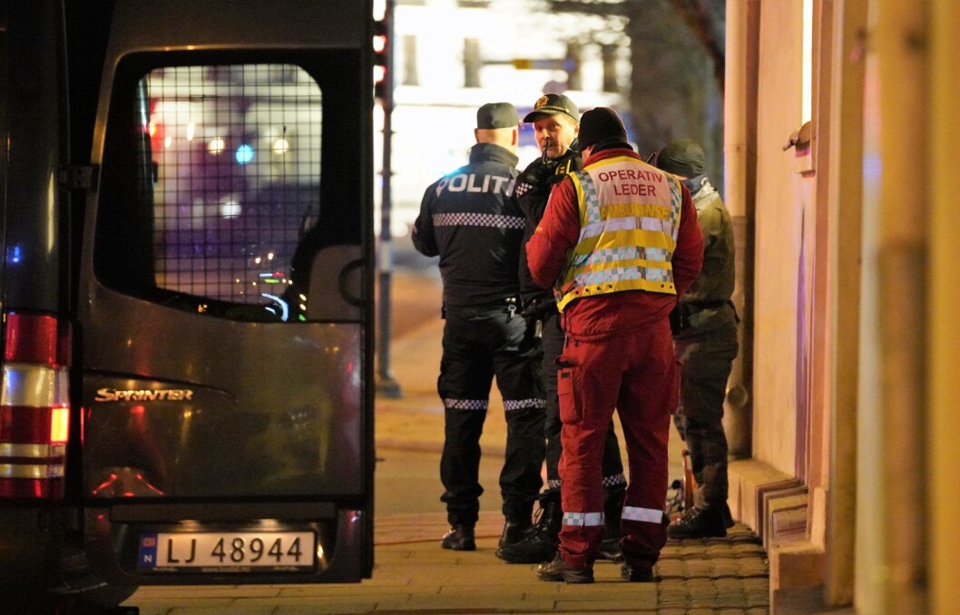 Nødetatene på plass i krysset Christian IVs gate og Fredriks gate ved Slottsparken. Politiets bombegruppe fastslo ved 22.30-tiden at den mistenkelige gjenstanden var ufarlig. Foto: Fredrik Hagen / NTB scanpix Nødetatene på plass i krysset Christian IVs gate og Fredriks gate ved Slottsparken. Politiets bombegruppe fastslo ved 22.30-tiden at den mistenkelige gjenstanden var ufarlig. Foto: Fredrik Hagen / NTB scanpix