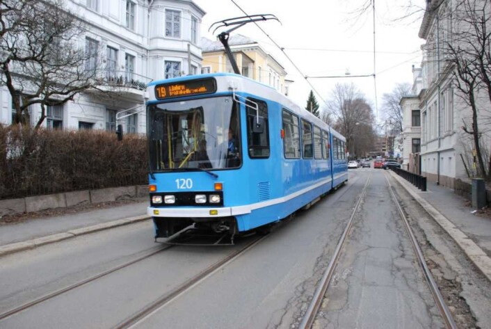 Briskebytrikken i Inkognitogaten ved statsministerboligen. I bakgrunnen skimtes den mye omtalte svingen inn mot Riddervolds gate og Riddervolds plass. Foto: Arnsten Linstad Briskebytrikken i Inkognitogaten ved statsministerboligen. I bakgrunnen skimtes den mye omtalte svingen inn mot Riddervolds gate og Riddervolds plass. Foto: Arnsten Linstad