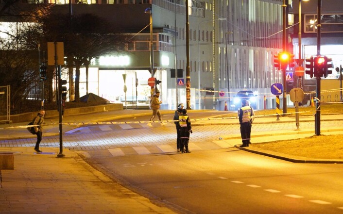 Området ved Slottsparken ble sperret av i påvente av at politiets bombegruppe skulle undersøke den mistenkelige gjenstanden. Det førte til at Ring 1 var sperret ved krysset Christian IVs gate og Fredriks gate ved Slottsparken. Foto: Fredrik Hagen / NTB scanpix Området ved Slottsparken ble sperret av i påvente av at politiets bombegruppe skulle undersøke den mistenkelige gjenstanden. Det førte til at Ring 1 var sperret ved krysset Christian IVs gate og Fredriks gate ved Slottsparken. Foto: Fredrik Hagen / NTB scanpix