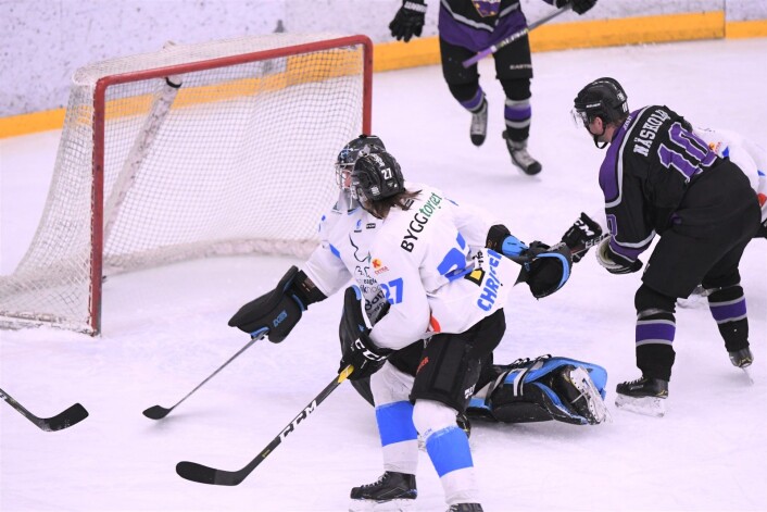 Veteranen Emil Näsholm scoret i Güners siste kamp før opprykk til Get-ligaen. Grüner ble likevel noen størrelser for små og tapte kampen mot Narvik 10-3. Foto: Christian Boger Veteranen Emil Näsholm scoret i Güners siste kamp før opprykk til Get-ligaen. Grüner ble likevel noen størrelser for små og tapte kampen mot Narvik 10-3. Foto: Christian Boger