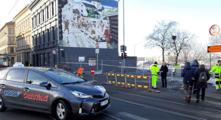 Bispegata i Gamlebyen ble i feburar stengt etter et jordras i forbindelse med utbygging av Follobanen. Nå må skolebarn og andre fotgjengere bruke omveien om Grønland og Schweigaards gate. Foto: Anders Høilund Bispegata i Gamlebyen ble i feburar stengt etter et jordras i forbindelse med utbygging av Follobanen. Nå må skolebarn og andre fotgjengere bruke omveien om Grønland og Schweigaards gate. Foto: Anders Høilund