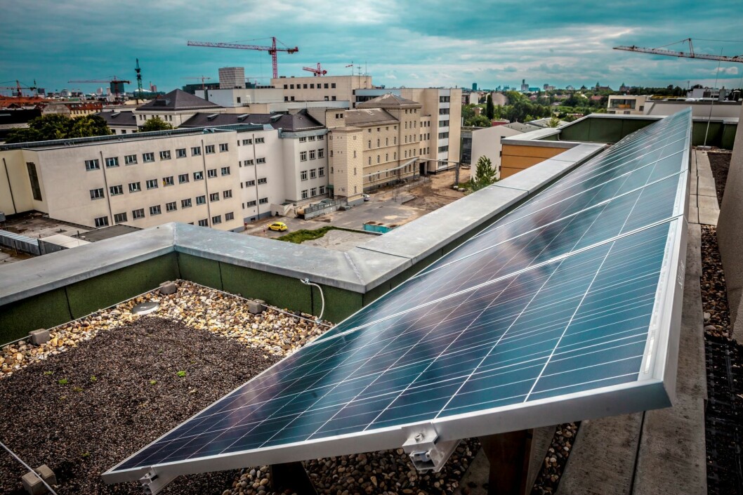 Tyskland har blitt verdens største produsent av solenergi, mye takket være at husholdninger kan inngå en kontrakt som gir fast pris og forrang i strømnettet i 20 år. Foto: Jan-Morten Bjørnbakk / NTB scanpix
