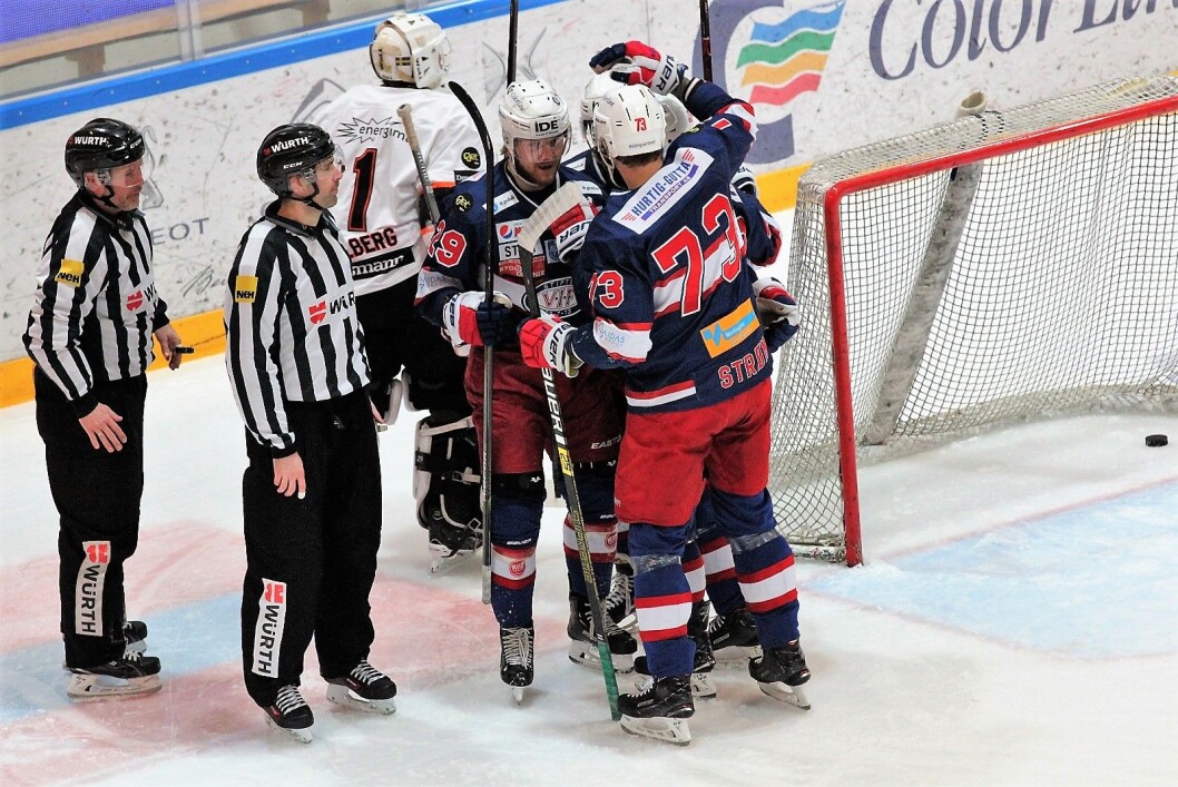 Midt inne i denne glade gjengen står Mats Trygg som åpnet scoringsprotokollen for Vålerenga. Foto: André Kjernsli Midt inne i denne glade gjengen står Mats Trygg som åpnet scoringsprotokollen for Vålerenga. Foto: André Kjernsli