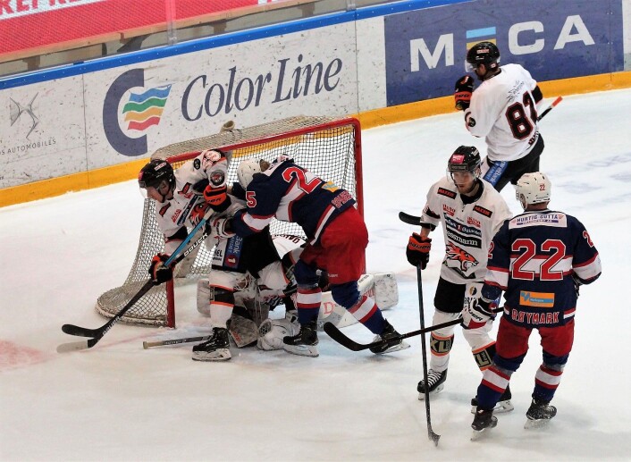 Colin Spaberg Olsen var tilbake etter skade, og prøver her å krige pucken i mål. Foto: André Kjernsli Colin Spaberg Olsen var tilbake etter skade, og prøver her å krige pucken i mål. Foto: André Kjernsli