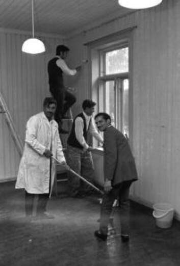 Pakistanske arbeidsinnvandrer fikk midlertidig bosted i Møllergata skole i 1971. Her rengjør og pusser fire pakistanske menn opp et rom i skolen. Foto NTB / Scanpix Pakistanske arbeidsinnvandrer fikk midlertidig bosted i Møllergata skole i 1971. Her rengjør og pusser fire pakistanske menn opp et rom i skolen. Foto NTB / Scanpix