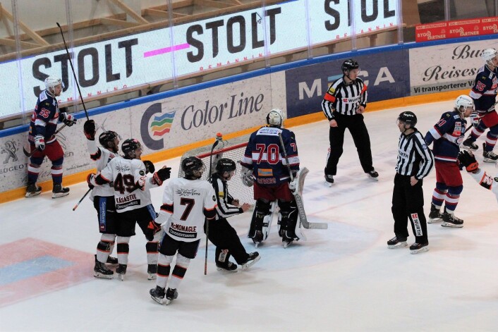 Frisk jubler etter sitt første av to mål i andreperioden. Men det ble med to scoringer for laget fra Asker. Foto: André Kjernsli Frisk jubler etter sitt første av to mål i andreperioden. Men det ble med to scoringer for laget fra Asker. Foto: André Kjernsli