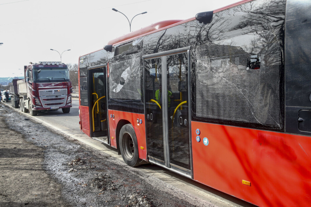 En buss med elever fra Årvoll skole kolliderte tirsdag med en lastebil på Riksvei 4 og Trondheimsveien mellom Sinsenkrysset og Aker sykehus. To personer ble lettere skadet.
Foto: Terje Pedersen / NTB scanpix En buss med elever fra Årvoll skole kolliderte tirsdag med en lastebil på Riksvei 4 og Trondheimsveien mellom Sinsenkrysset og Aker sykehus. To personer ble lettere skadet.
Foto: Terje Pedersen / NTB scanpix