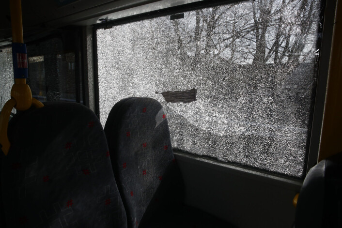 Bildet er tatt fra innsiden av bussen der to personer ble lettere skadd i en kollisjon med lastebil ved Sinsenkrysset. Foto: Terje Pedersen / NTB scanpix Bildet er tatt fra innsiden av bussen der to personer ble lettere skadd i en kollisjon med lastebil ved Sinsenkrysset. Foto: Terje Pedersen / NTB scanpix