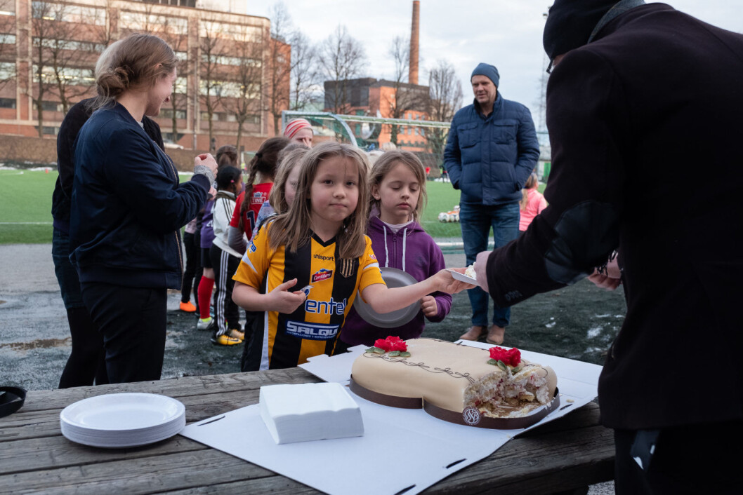 Fotballjentene på Grüner feirer nyheten om at det kommer en flerbrukshall på Dælenenga. SV og AP i bydel Grünerløkka deler ut kake til jentene i Jenter 09. Foto:
Erik Haukebø Fotballjentene på Grüner feirer nyheten om at det kommer en flerbrukshall på Dælenenga. SV og AP i bydel Grünerløkka deler ut kake til jentene i Jenter 09. Foto:
Erik Haukebø