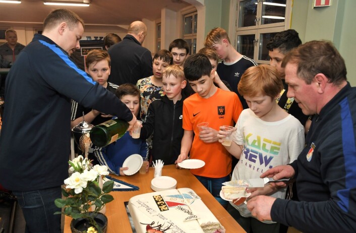 110 årsjubileum og nyheten om en ny flerbrukshall må feires. Dermed ble det kake og brus på de unge bryterne i Sportsklubben 09 tirsdag kveld, i regi av Grünerløkka SV og AP. Foto: Christian Boger 110 årsjubileum og nyheten om en ny flerbrukshall må feires. Dermed ble det kake og brus på de unge bryterne i Sportsklubben 09 tirsdag kveld, i regi av Grünerløkka SV og AP. Foto: Christian Boger