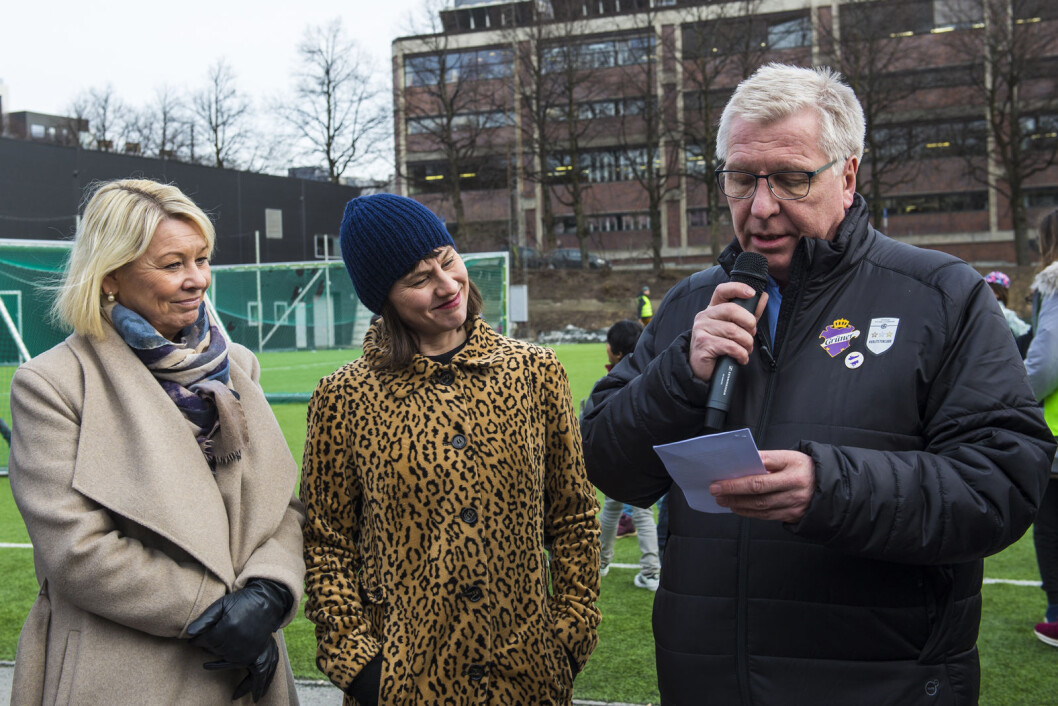 Grüner ILs Torgny Hasås forteller alle de fremmøtte notabilitetene om hvorfor det er så stort med ny flerbrukshall på Dælenenga. Foto: Morten Lauveng Jørgensen Grüner ILs Torgny Hasås forteller alle de fremmøtte notabilitetene om hvorfor det er så stort med ny flerbrukshall på Dælenenga. Foto: Morten Lauveng Jørgensen