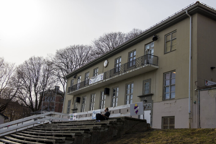 Slik ser det snart 100 år gamle klubbhuset til Grüner ut. Til neste år skal det mest sannsynlig rives. Foto: Morten Lauveng Jørgensen Slik ser det snart 100 år gamle klubbhuset til Grüner ut. Til neste år skal det mest sannsynlig rives. Foto: Morten Lauveng Jørgensen