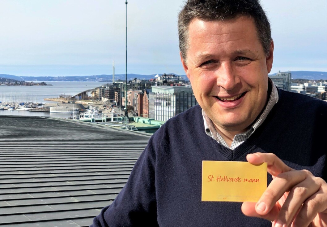 � Jeg er jo Vålerenga-tilhenger, og alle som har vært på Vålerenga-kamper vet hvilken betydning St. Hallvard har, sier leder i Oslo KrF, Espen Andreas Hasle, og viser frem sitt nye visittkort. Foto: Vegard Heldal / Oslo KrF � Jeg er jo Vålerenga-tilhenger, og alle som har vært på Vålerenga-kamper vet hvilken betydning St. Hallvard har, sier leder i Oslo KrF, Espen Andreas Hasle, og viser frem sitt nye visittkort. Foto: Vegard Heldal / Oslo KrF