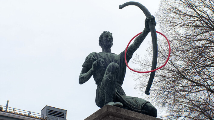 Amor skyter piler utenfor klubbhuset til Dælenenga, av Dyre Vaa. Foto: Thor Langfeldt Amor skyter piler utenfor klubbhuset til Dælenenga, av Dyre Vaa. Foto: Thor Langfeldt