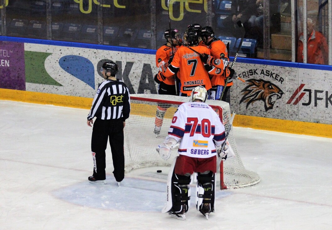 Fire ganger måtte Steffen Søberg hente pucker ut av eget mål i andre perioden. Foto: André Kjernsli Fire ganger måtte Steffen Søberg hente pucker ut av eget mål i andre perioden. Foto: André Kjernsli