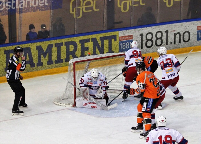 Det ble travelt for Steffen Søberg i åpningsperioden i Askerhallen. Foto: André Kjernsli Det ble travelt for Steffen Søberg i åpningsperioden i Askerhallen. Foto: André Kjernsli