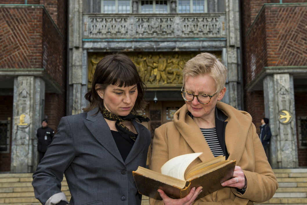 Kulturbyråd Rina Mariann Hansen (tv) og byarkivar Ranveig Gausdal med bystyreprotokollen fra 1924. Foto: Morten Lauveng Jørgensen Kulturbyråd Rina Mariann Hansen (tv) og byarkivar Ranveig Gausdal med bystyreprotokollen fra 1924. Foto: Morten Lauveng Jørgensen