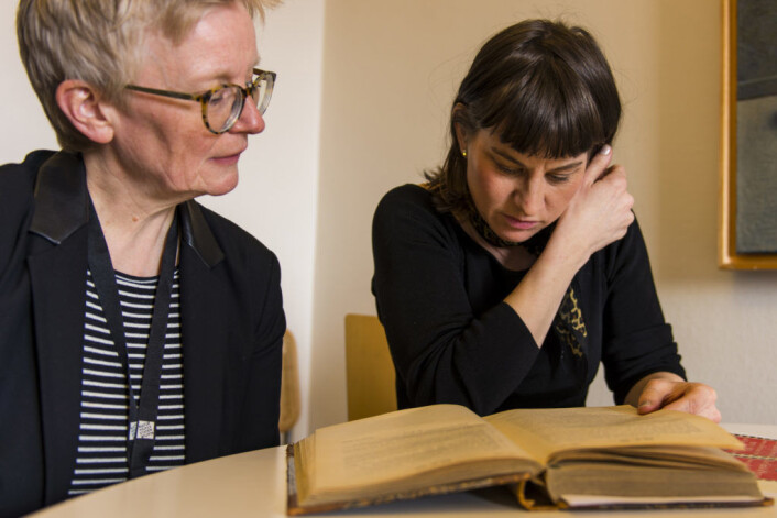 En bekymret kulturbyråd Rina Mariann Hansen og byarkivar Ranveig Gausdal kan bare konstatere at saken ikke ble avsluttet i 1924. Foto: Morten Lauveng Jørgensen En bekymret kulturbyråd Rina Mariann Hansen og byarkivar Ranveig Gausdal kan bare konstatere at saken ikke ble avsluttet i 1924. Foto: Morten Lauveng Jørgensen