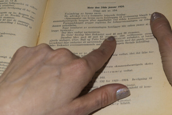 I bystyreprotokollen fra 1924 kan vi også lese at et forslag på folkeavstemning ble nedstemt med 46 mot 38 stemmer. Foto: Morten Lauveng Jørgensen I bystyreprotokollen fra 1924 kan vi også lese at et forslag på folkeavstemning ble nedstemt med 46 mot 38 stemmer. Foto: Morten Lauveng Jørgensen