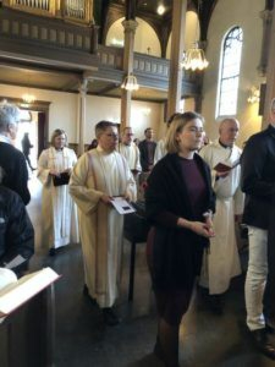 Prestene gikk i kø på den siste dagen i Sofienberg kirke. Foto: Kjersti Opstad