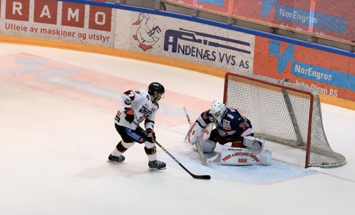 Her klarer Frisk det VIF ikke klarte i åpningsperioden, score på straffe. Foto: Andrè Kjernsli Her klarer Frisk det VIF ikke klarte i åpningsperioden, score på straffe. Foto: Andrè Kjernsli