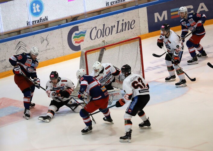 VIF skjøt og skjøt, men fikk ikke pucken i mål. Foto: Andrè Kjernsli VIF skjøt og skjøt, men fikk ikke pucken i mål. Foto: Andrè Kjernsli