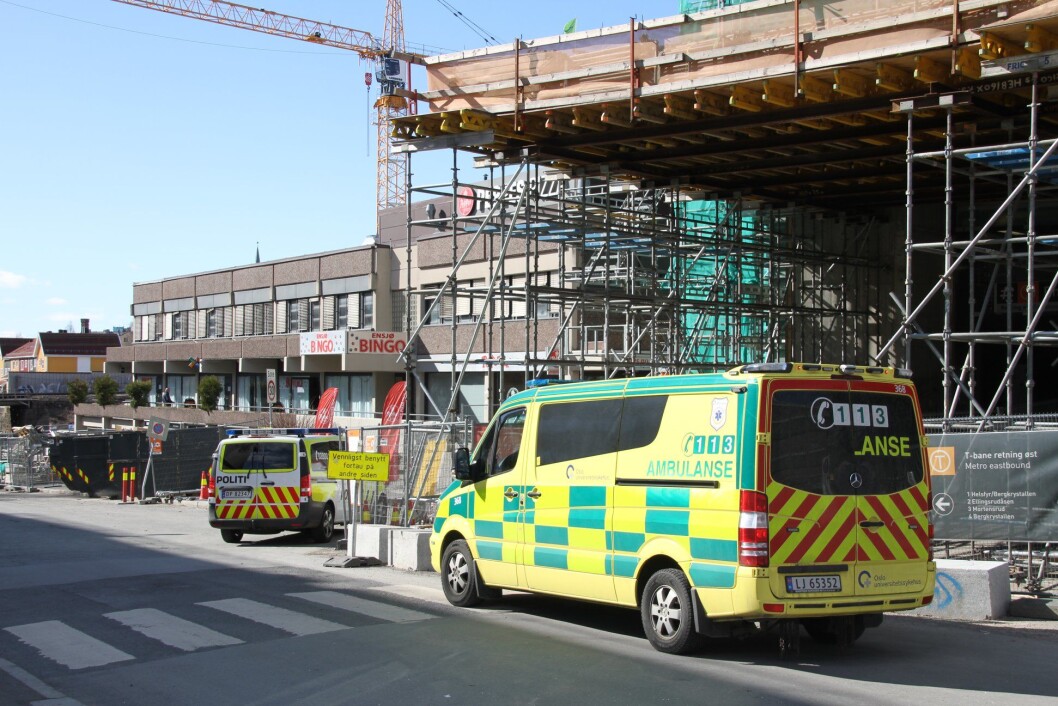 To personer skal ha sloss på Ensjø. Den ene ble kjørt i arresten, den andre til legevakta. Foto: Per Øivind Eriksen To personer skal ha sloss på Ensjø. Den ene ble kjørt i arresten, den andre til legevakta. Foto: Per Øivind Eriksen