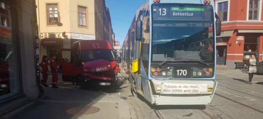 Minibuss kjørte inn i trikken i Thorvald Meyers gate. Sjåfør fikk kul i hodet