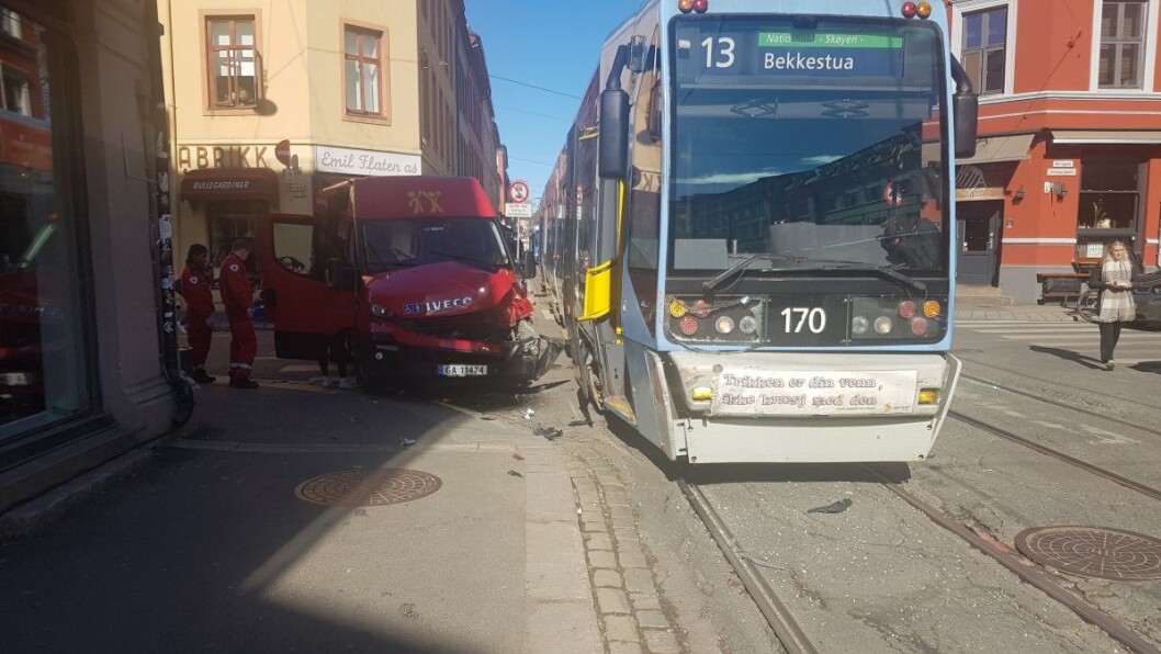 «Trikken er din venn, ikke kræsj med den», står det foran på oslotrikken. Likevel sa det pang da en minibuss kom kjørende fra Korsgata inn i trikken i Thorvald Meyersgate på Grünerløkka. Foto: Torstein Jystad «Trikken er din venn, ikke kræsj med den», står det foran på oslotrikken. Likevel sa det pang da en minibuss kom kjørende fra Korsgata inn i trikken i Thorvald Meyersgate på Grünerløkka. Foto: Torstein Jystad