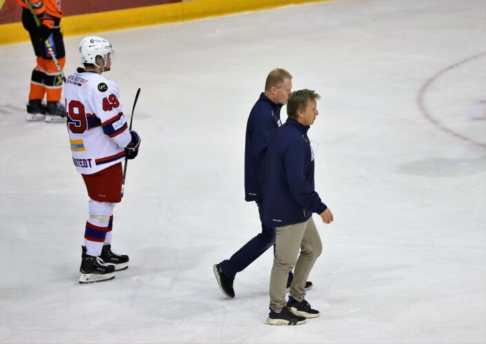 Roy Johansen og Espen Knutsen pa vei inn i garderoben for å pønske ut noe som kan snu kampen. Foto: André Kjernsli Roy Johansen og Espen Knutsen pa vei inn i garderoben for å pønske ut noe som kan snu kampen. Foto: André Kjernsli
