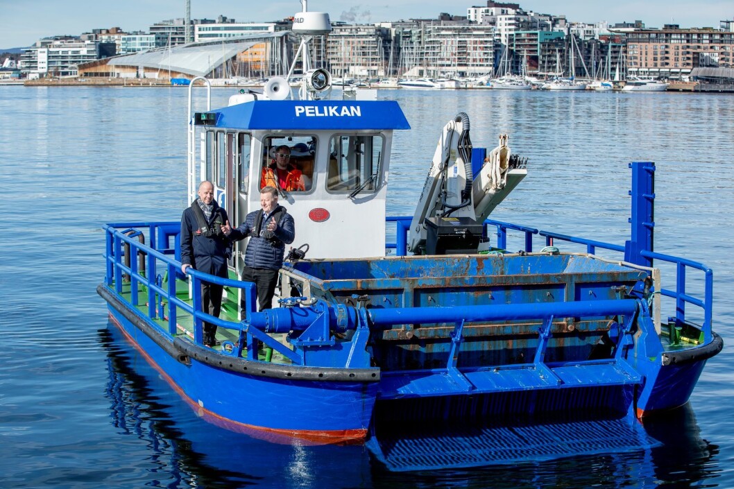 Pelikan skal få avløsning. Den nye miljøbåten blir utslippsfri og enda mer effektiv, sier havnedirektør Ingvar M. Mathisen og Bård Meek- Hansen, daglig leder i Grovfjord Mek. Verksted Foto: Bo Mathisen Pelikan skal få avløsning. Den nye miljøbåten blir utslippsfri og enda mer effektiv, sier havnedirektør Ingvar M. Mathisen og Bård Meek- Hansen, daglig leder i Grovfjord Mek. Verksted Foto: Bo Mathisen