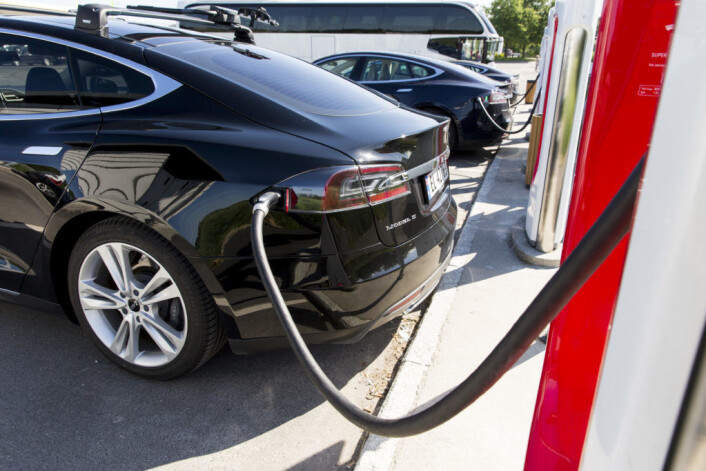 En Tesla Model S står til lading på på en supercharger i Østfold. Foto: NTB Scanpix / Tore Meek En Tesla Model S står til lading på på en supercharger i Østfold. Foto: NTB Scanpix / Tore Meek