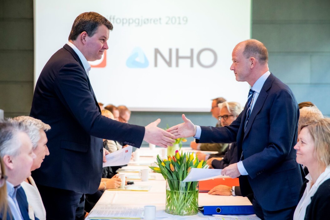 Sjefen over alle sjefer, NHO-sjef Ole Erik Almlid (t.h), ved åpningen av mellomoppgjøret 2019. Her i møte med LO-leder Hans-Christian Gabrielsen. Foto: Håkon Mosvold Larsen / NTB scanpix Sjefen over alle sjefer, NHO-sjef Ole Erik Almlid (t.h), ved åpningen av mellomoppgjøret 2019. Her i møte med LO-leder Hans-Christian Gabrielsen. Foto: Håkon Mosvold Larsen / NTB scanpix