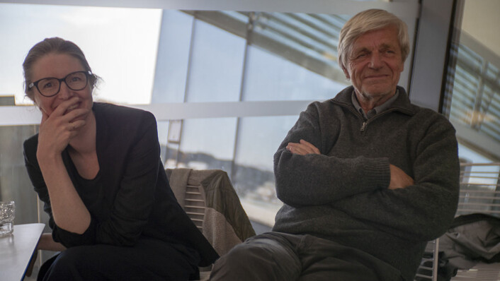 Arkitekt Anna Zeuthen har tidligere tegnet badstuen Skarven, og nå har hun laget en skisse over hvordan Sukkerbiten kan bli. Til høyre Sverre Jervell. Foto: Thor Langfeldt Arkitekt Anna Zeuthen har tidligere tegnet badstuen Skarven, og nå har hun laget en skisse over hvordan Sukkerbiten kan bli. Til høyre Sverre Jervell. Foto: Thor Langfeldt