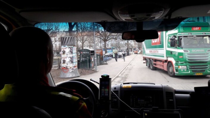 Hit, men ikke lenger. I Seilduksgata ved Birkelunden må ambulansen snu. Både vest og nord for Birkelunden er det stengte gater. Det er en labyrint å komme seg ut fra Grünerløkka. Foto: Anders Høilund Hit, men ikke lenger. I Seilduksgata ved Birkelunden må ambulansen snu. Både vest og nord for Birkelunden er det stengte gater. Det er en labyrint å komme seg ut fra Grünerløkka. Foto: Anders Høilund