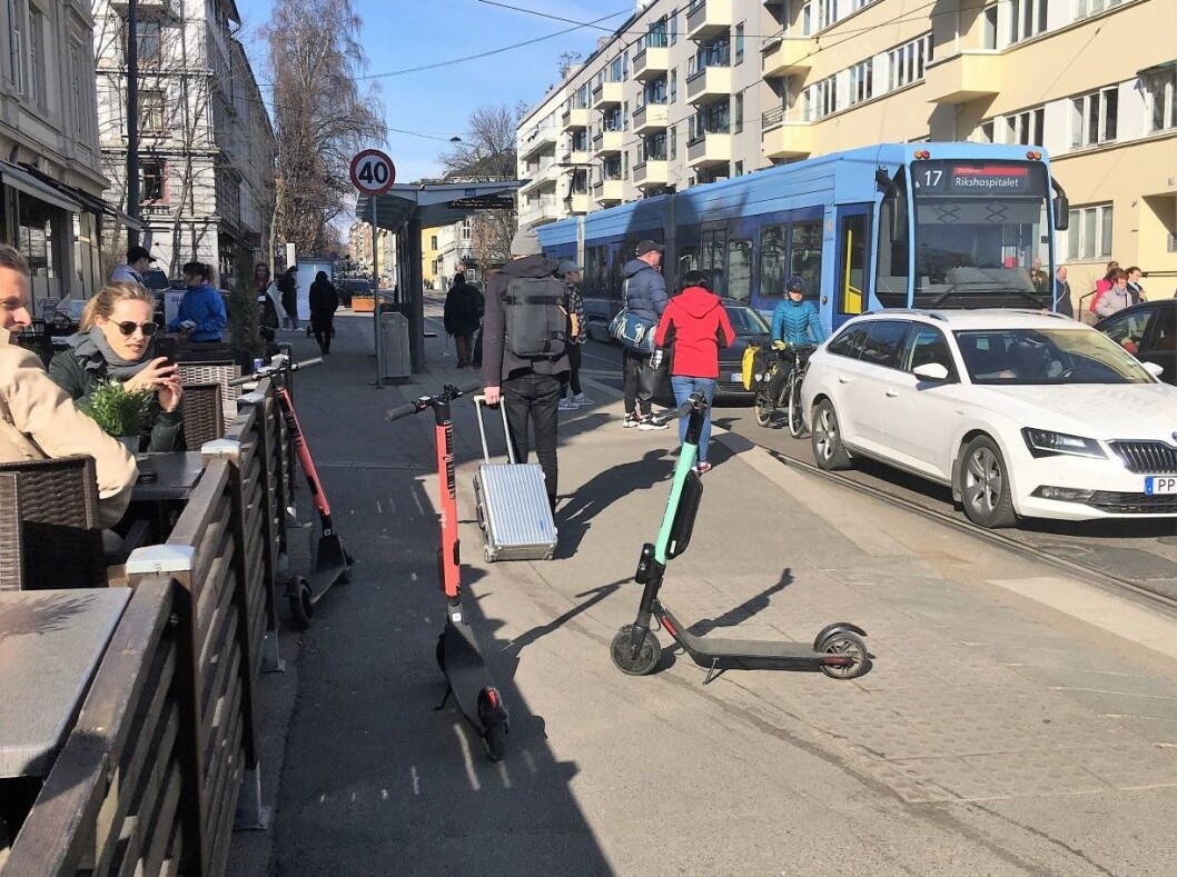 Sparkesykler ligger slengt rundt omkring i hele byen. Og flere skal det bli. Foto: Elisabeth Fragaat Sparkesykler ligger slengt rundt omkring i hele byen. Og flere skal det bli. Foto: Elisabeth Fragaat