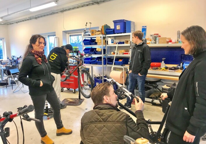 Kalina Toneff slår av en prat med noen av kundene. Foto: André Kjernsli Kalina Toneff slår av en prat med noen av kundene. Foto: André Kjernsli